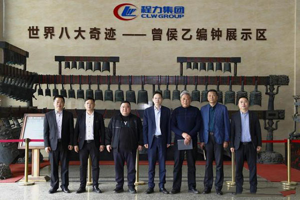 在程力汽車集團總部迎賓大廳，雙方代表觀摩世界八大奇跡編鐘后合影紀念