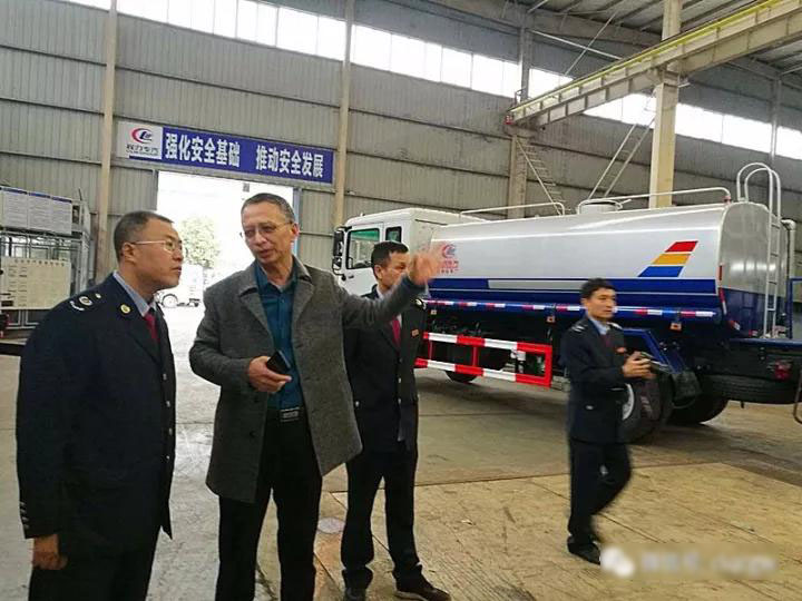 曾都區(qū)南郊國稅分局局長(zhǎng)率隊(duì)到程力汽車集團(tuán)考察調(diào)研指導(dǎo)工作